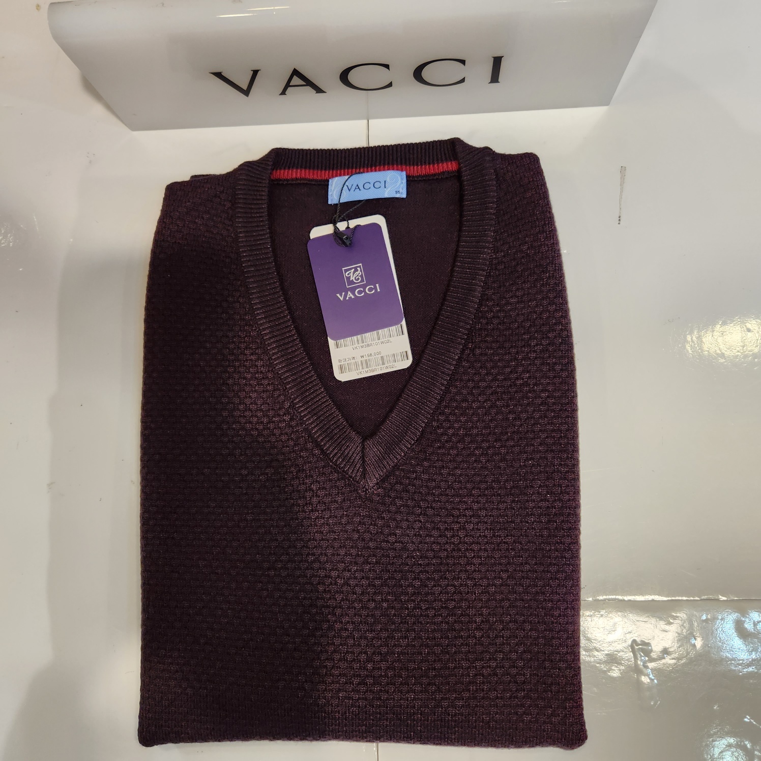 [바찌]동아아울렛 강북점 남성겨울 따뜻하고포근한니트브이넥베스트 버건디컬러앞판조직짜임잇있는브이넥쪼끼