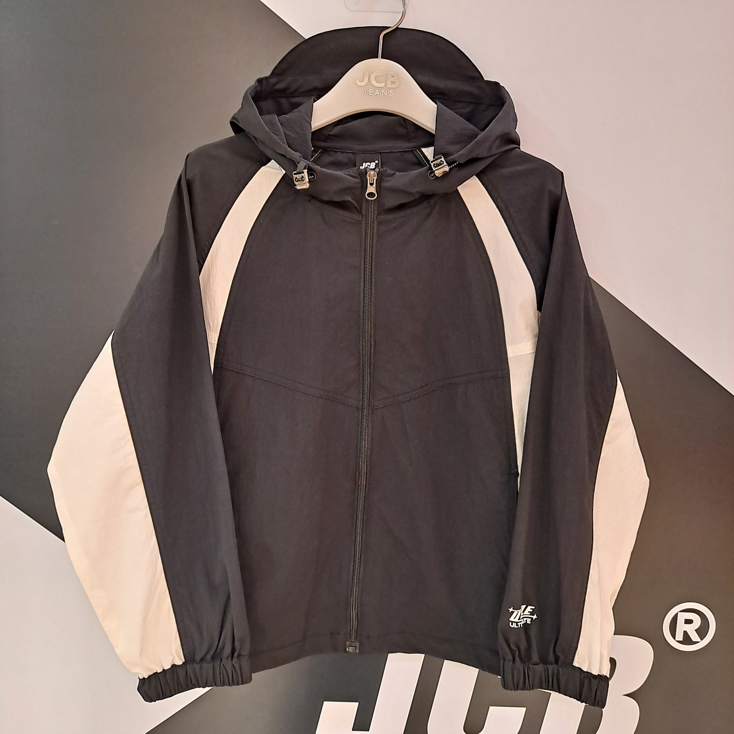 (주)에프엔케이 [제이씨비(JCB)]이천일아울렛 분당점 [JCB주니어] 공용 절개배색 바람막이 홑겹 여름점퍼 JBF0U361BB