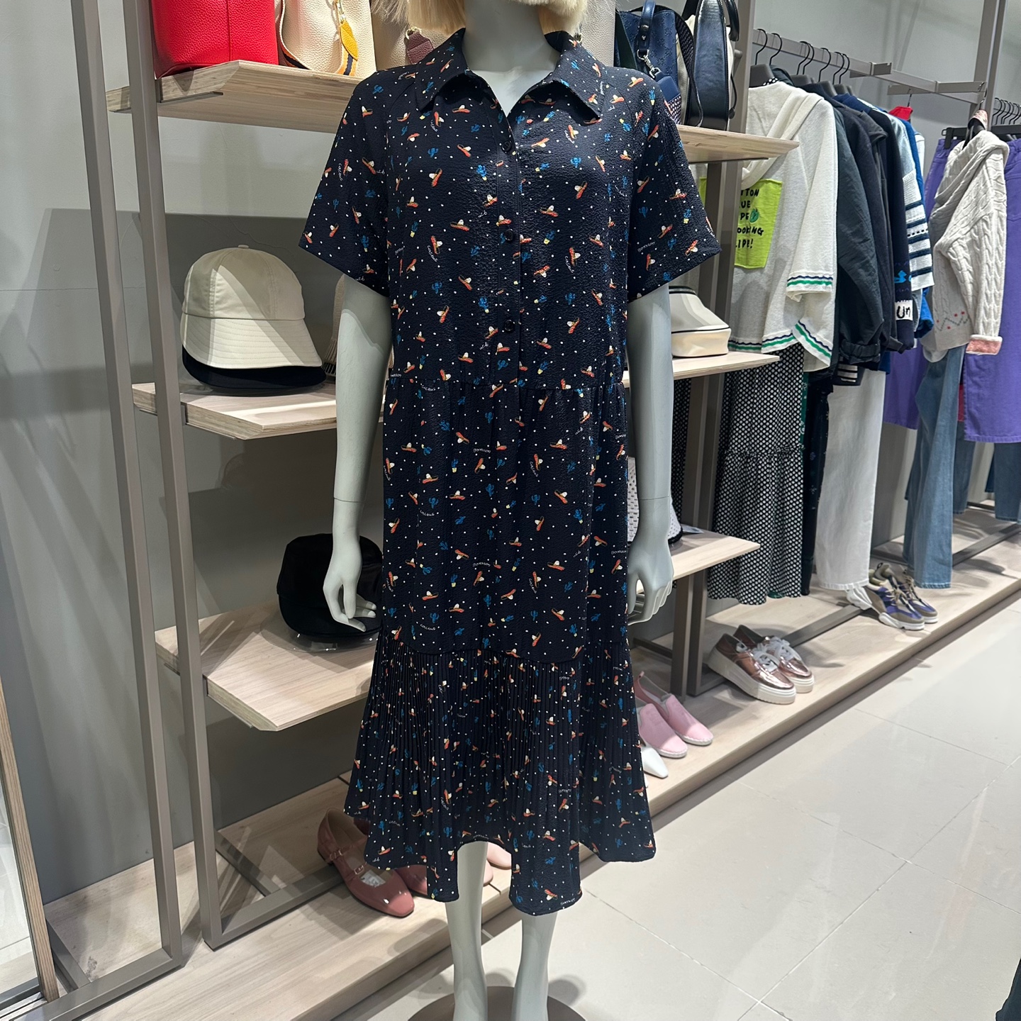 NC대전 유성점 베네통 모자 프린트 밑단 플리츠 반팔 롱 카라 원피스 BAOPA3531 (OP531)