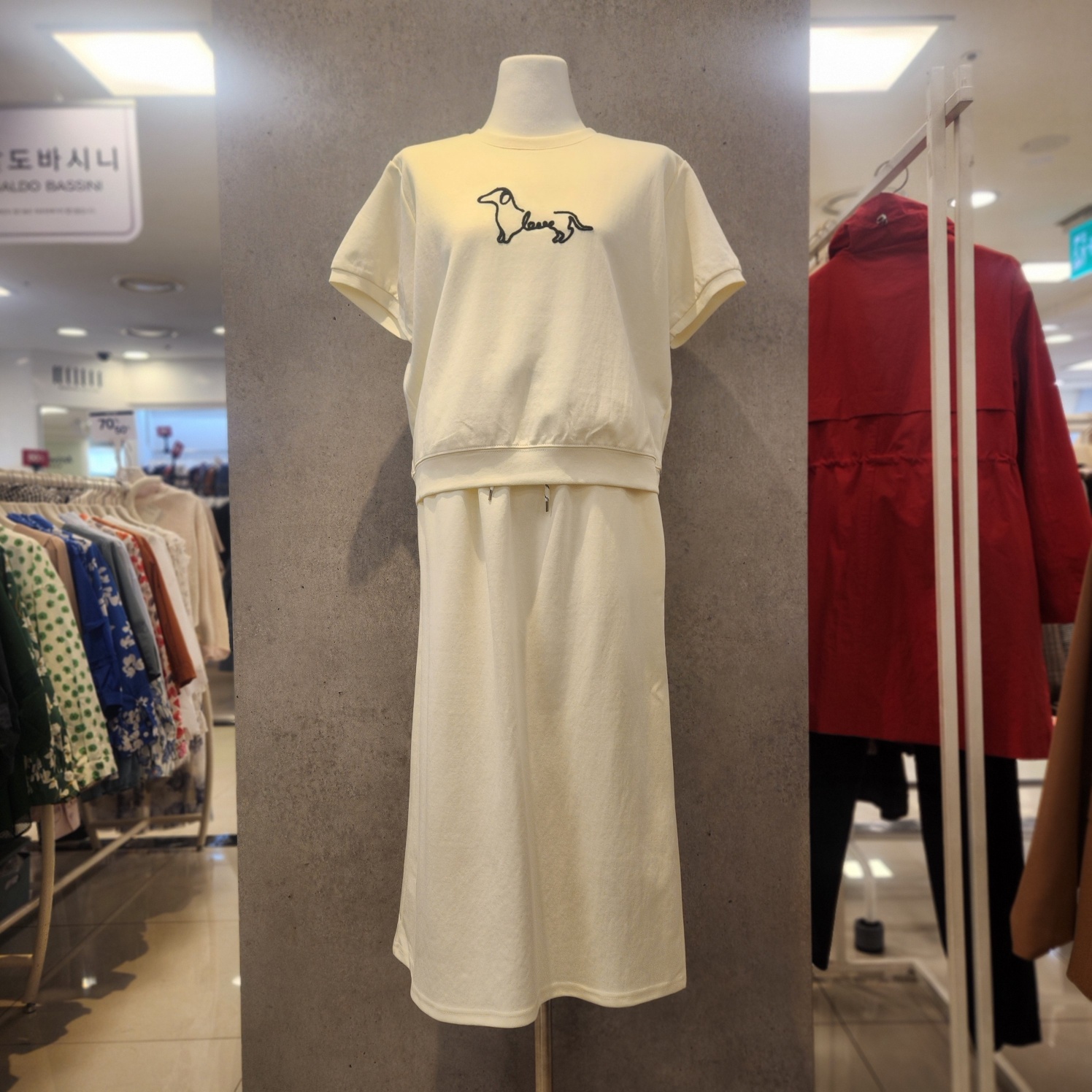 뉴코아울산아울렛 아날도바시니 (2SET) 러브 자수 반팔 스커트 세트 AY05OP32S 뉴코아울산점