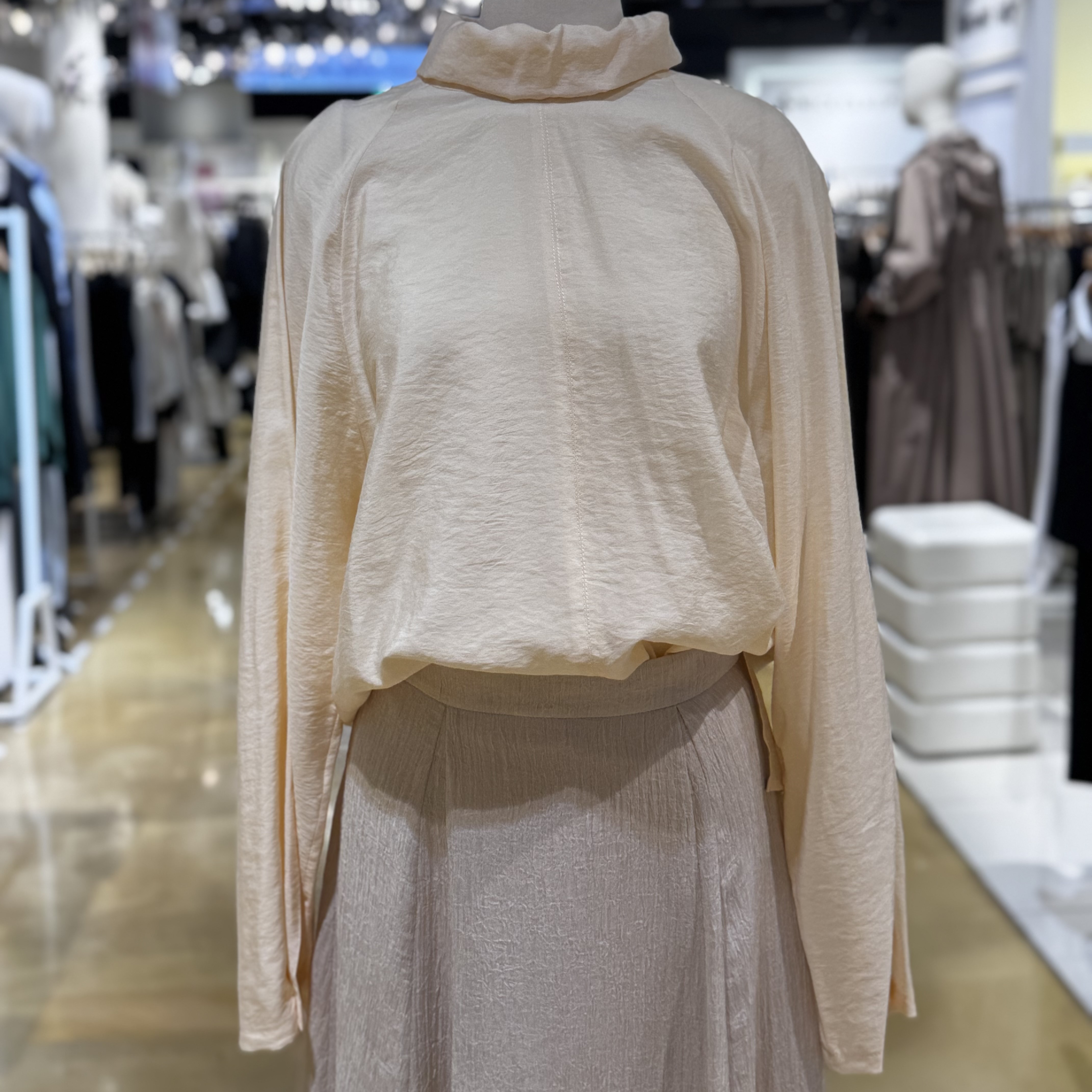 [시슬리(Sisley)]NC강남점 시슬리 솔리테 하이넥 블라우스 SAWS14441 강남