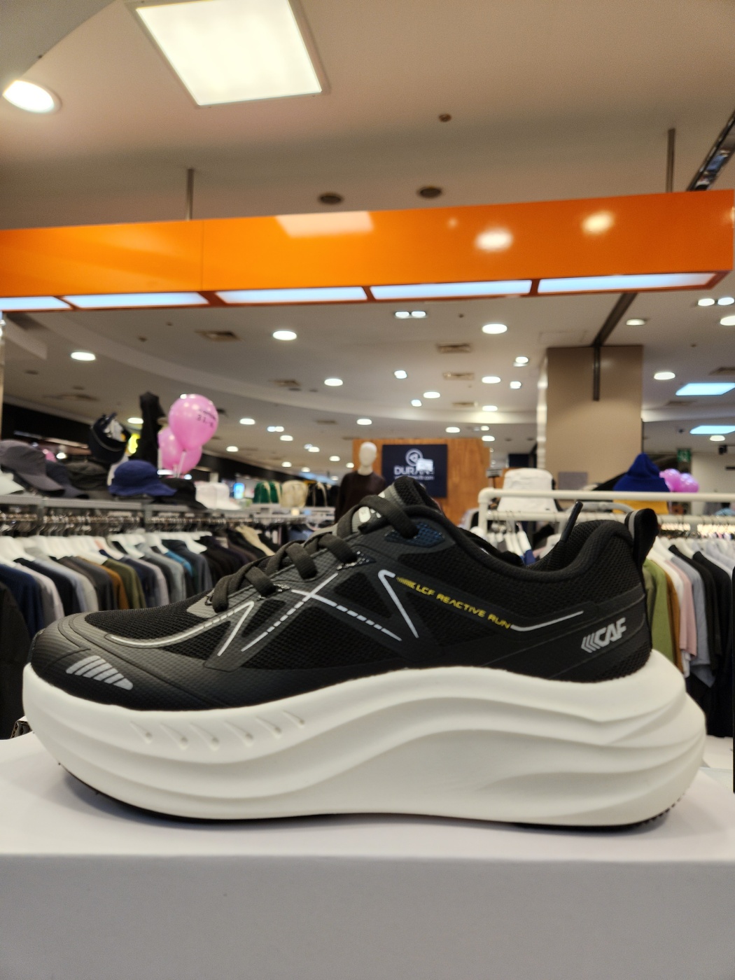 비에스알앤디 동아백화점 수성점 르까프 남여공용 가볍고 통기성 충격흡수좋은 런닝 운동화 SR-103 BK 1A26SR103