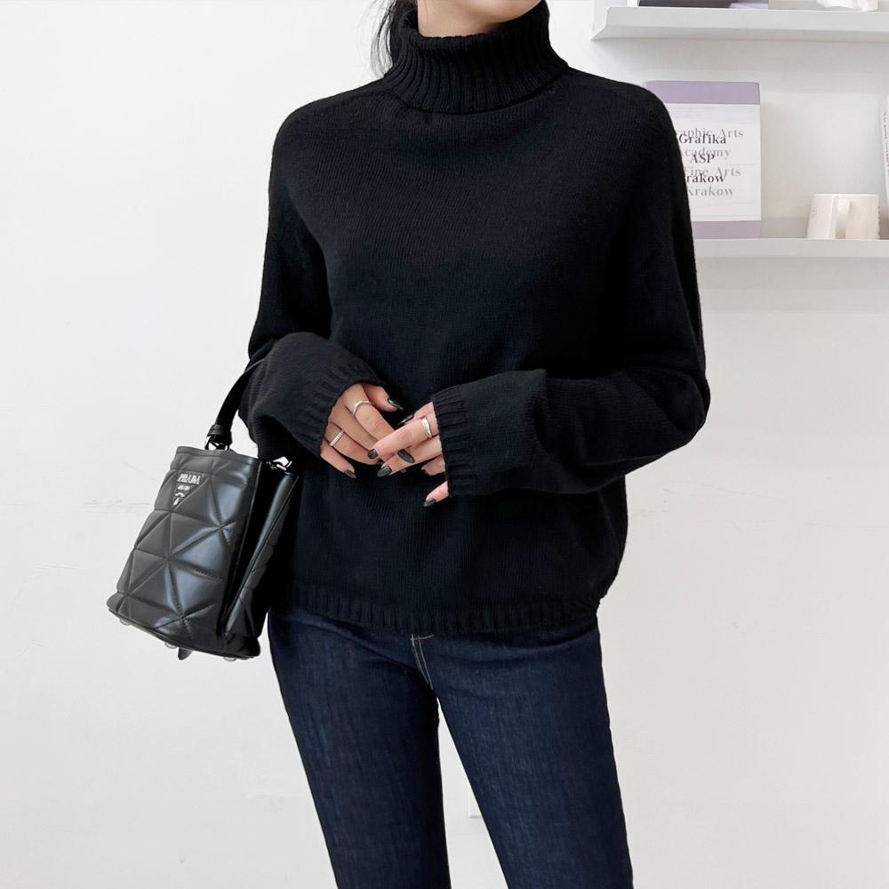 [다운블로우]여자 홀가먼트 블랙 목폴라 니트