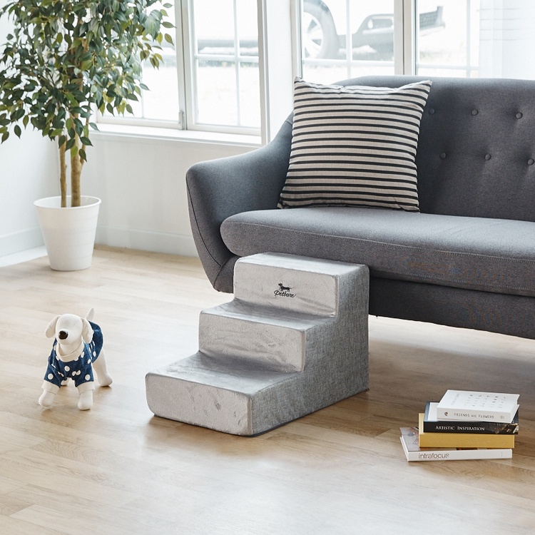 Dreistufige graue Hundetreppe für ältere Hunde und Sofa